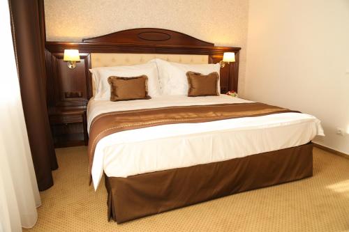 a large bed in a hotel room at Hotel Carmen in Predeal