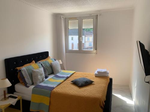 une chambre avec un lit et un canapé dans l'établissement Flosoleil, à Beauvais
