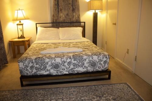 เตียงในห้องที่ Green hill cottage