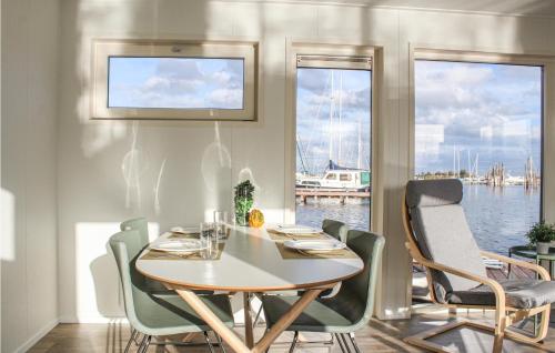 Χώρος καθιστικού στο Cozy Ship In Aalsmeer With Wifi