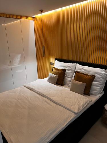 Ένα ή περισσότερα κρεβάτια σε δωμάτιο στο Goldowy Apartament Konin