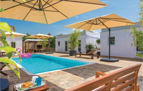 Ten-Bedroom Holiday Home In Petrcane