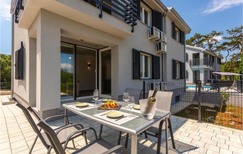 Μπαλκόνι ή βεράντα στο 2 Bedroom Beautiful Apartment In Vrbnik
