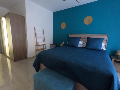 Un dormitorio con una cama y una pared azul. en Spinola Seaview Deluxe 1 Bedroom, en San Julián