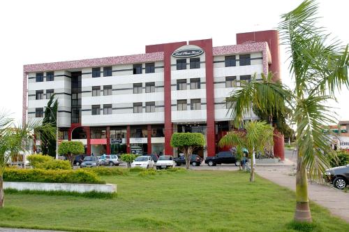 テイシェイラ・デ・フレイタスにあるLord Plaza Hotelの駐車場に車が駐車されている大きな建物
