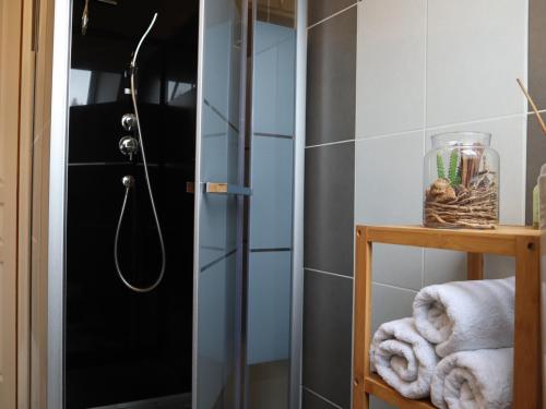 a shower with a glass door in a bathroom at Studio en plein centre de Saint-Omer - à 5 min de la gare, parking gratuit in Saint-Omer