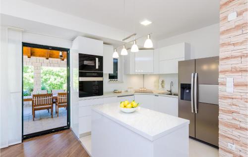 Dapur atau dapur kecil di Beautiful Home In Gromaca With Wifi
