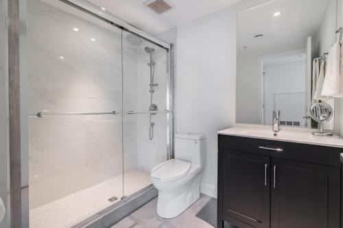 Ένα μπάνιο στο Westview Luxury Suites