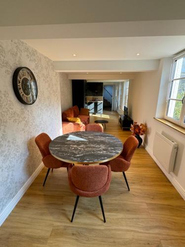 un salon avec une table et des chaises dans l'établissement L'escale de la Cité du Vitrail, à Troyes