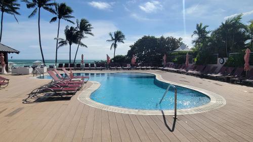 Kolam renang di atau dekat dengan 2 Bedroom 2 Bath Beachfront Condo on Miami Beach Millionaire Row