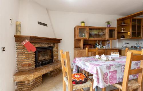 Una cocina o zona de cocina en 5 Bedroom Gorgeous Home In Podenzana