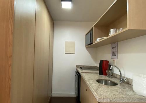 Η κουζίνα ή μικρή κουζίνα στο lindo flat no mercure