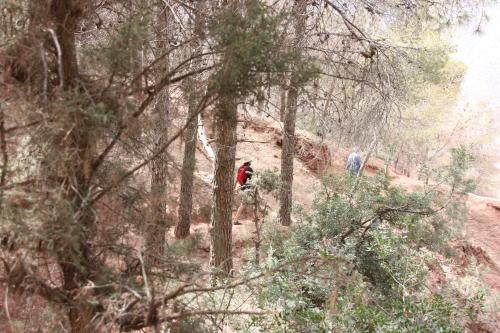 two people walking down a trail in a forest at Villa Quince in Ouirgane