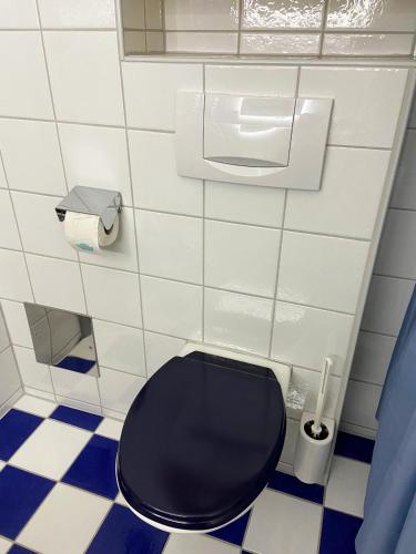 a bathroom with a toilet with a black seat at Apartment TRAUMBLICK für 2 - TOP Ortslage - TOP Aussicht & sonniger Balkon in Heiligenblut
