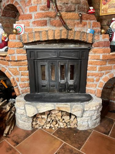 an outdoor fireplace in a brick wall at Kuća za odmor Petra in Jasenak
