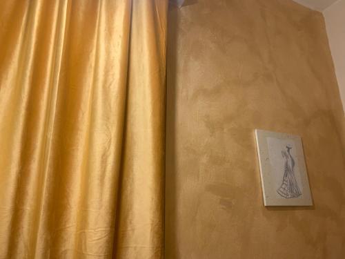 a drawing of a woman on a yellow curtain at PRINCIPE ROOMS in Rodigo