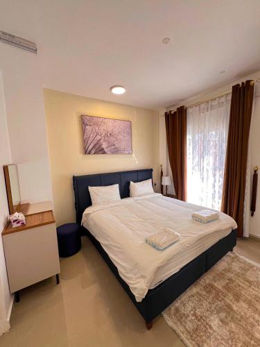 a bedroom with a large bed and a window at Alhamra Horizons in Al Ḩamrāʼ