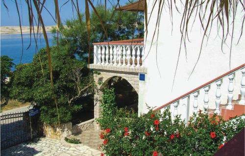 - un bâtiment blanc avec un balcon et des fleurs rouges dans l'établissement Cozy Apartment In Kustici With Wifi, à Kustići