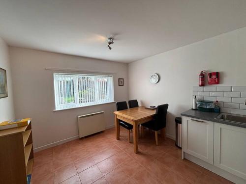 Una cocina con una mesa y sillas en una habitación. en East Down, en Glastonbury