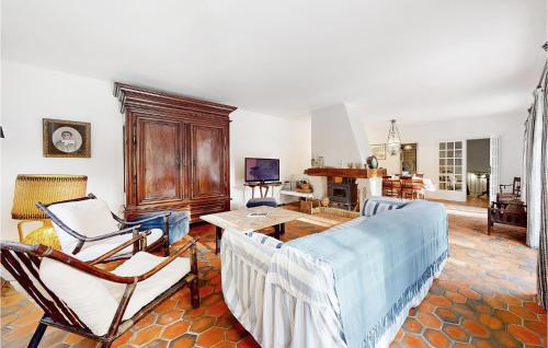 un salon avec un canapé et des chaises dans l'établissement Cozy Home In Saint-Georges-De-Didonne, à Saint-Georges-de-Didonne