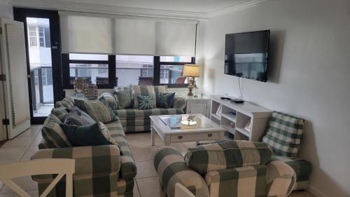 Ruang duduk di 2 Bedroom 2 Bath Beachfront Condo on Miami Beach Millionaire Row