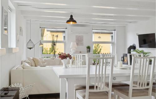 オルダーにある2 Bedroom Amazing Home In Odderの白いリビングルーム(白いテーブル、椅子付)