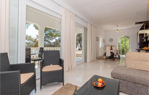 Six-Bedroom Holiday Home In Sibenik