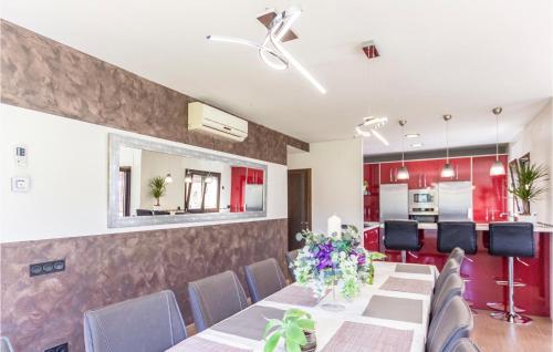 Awesome Home In Malaga