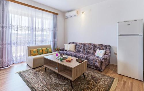 Una sala de estar con un sofá y una mesa de café. en 1 Bedroom Stunning Apartment In Labin, en Labin