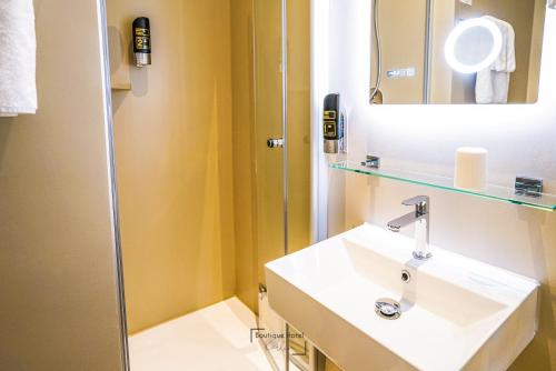 a bathroom with a sink and a shower at Boutique Hotel Kerlin in Berlin