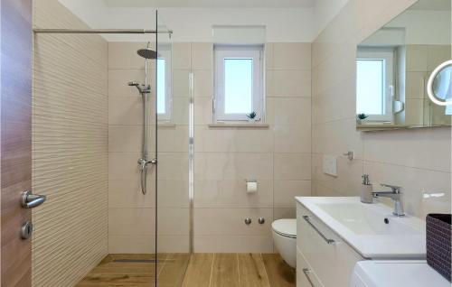 Bilik mandi di Villa Divsici