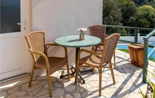 Balkón alebo terasa v ubytovaní Two-Bedroom Holiday Home In Ploce