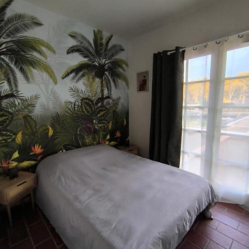 - une chambre avec un lit et un mur de plantes dans l'établissement Le nid du lac, à Marciac