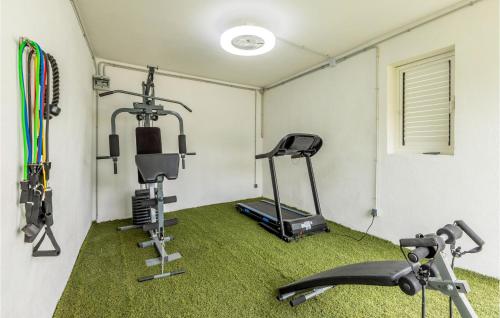 Posilňovňa alebo fitness centrum v ubytovaní Awesome Home In Kastel Novi