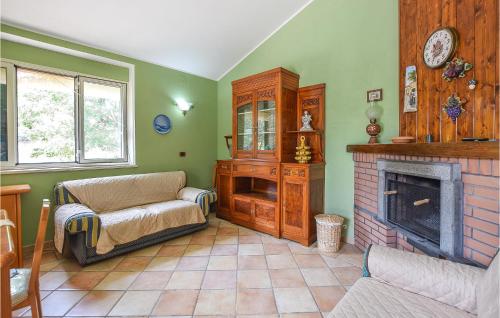 Una sala de estar con un sofá y una chimenea. en Awesome Home In Palazzolo Acreide, en Palazzolo Acreide