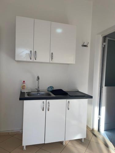 Kitchen o kitchenette sa Marras Rooms 2