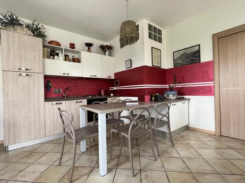 Villa Olga nelle Langheにあるキッチンまたは簡易キッチン