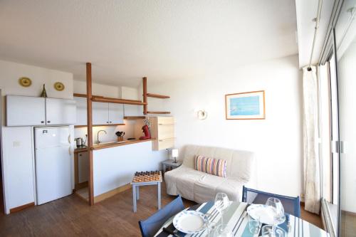 un petit appartement avec une cuisine et un salon dans l'établissement Résidence Les Terrasses de Notre Dame, bel appartement avec vue sur l'entrée du port, à Capbreton