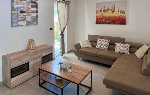 Χώρος καθιστικού στο 3 Bedroom Gorgeous Home In Liznjan