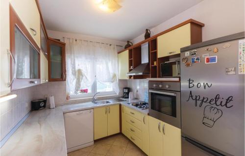 Una cocina o cocineta en Apartment Bacinska Jezera With Lake View Ix