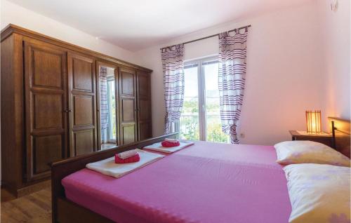 Una cama o camas en una habitación de Apartment Bacinska Jezera With Lake View Ix