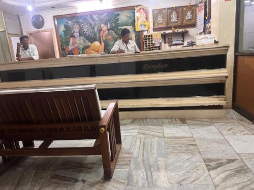 Un restaurante u otro lugar para comer en Sri Krishna Residency
