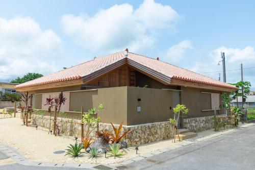 Shiraho Villa Square Court