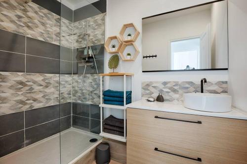 une salle de bain avec un lavabo, une baignoire et un miroir dans l'établissement Joli T3 avec balcon - Gare St-Charles à 50 m, à Marseille