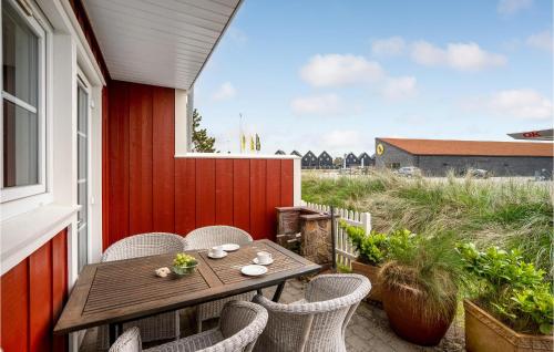 O grădină în afara Three-Bedroom Holiday Home In Blavand
