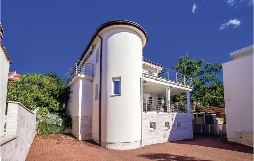 een groot wit gebouw met een boog erop bij Gorgeous Apartment In Crikvenica in Crikvenica