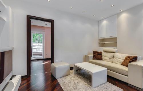 een woonkamer met een bank en een tv bij Gorgeous Apartment In Crikvenica in Crikvenica