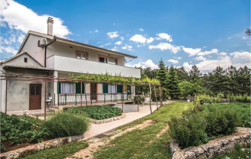 Vonkajšia záhrada v ubytovaní Two-Bedroom Apartment In Zagvozd