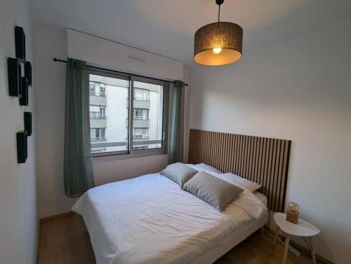 une chambre avec un lit blanc et une fenêtre dans l'établissement Cabana & L' Idéal - Gare, Lac et Parking Public 5 min, à Annecy