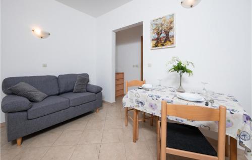 a living room with a table and a couch at Lovely Apartment In Banjole With Wifi in Banjole